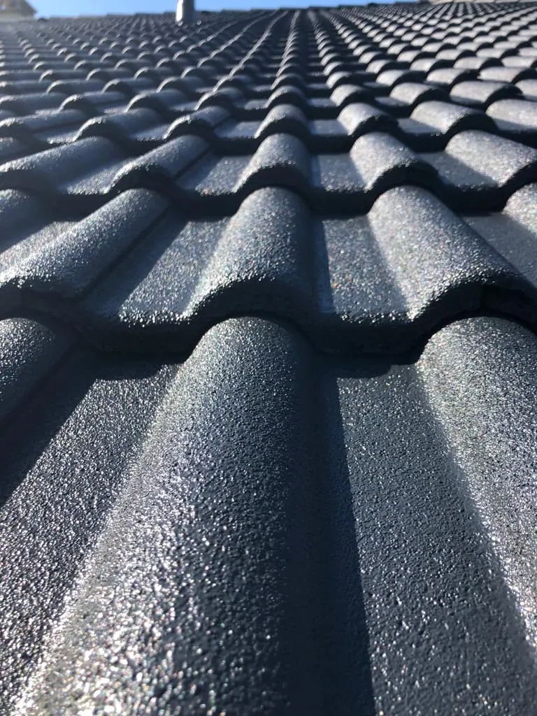 Vue rapprochée des rangées de tuiles à finition anthracite