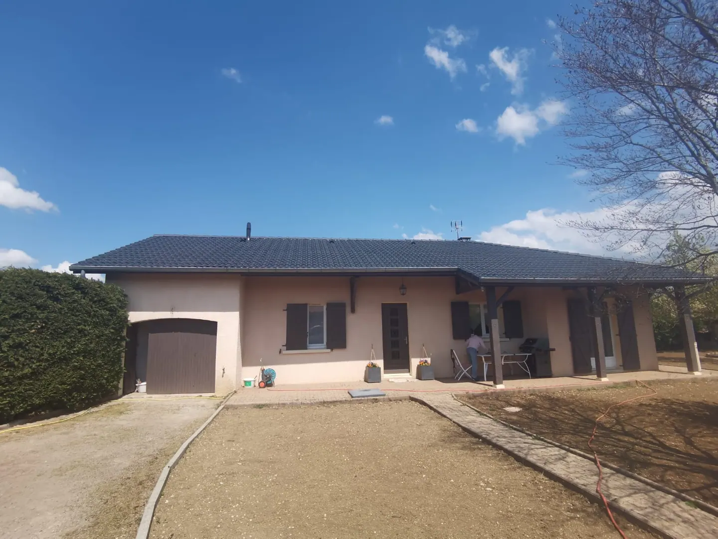Toiture à finition anthracite sur une maison avec garage