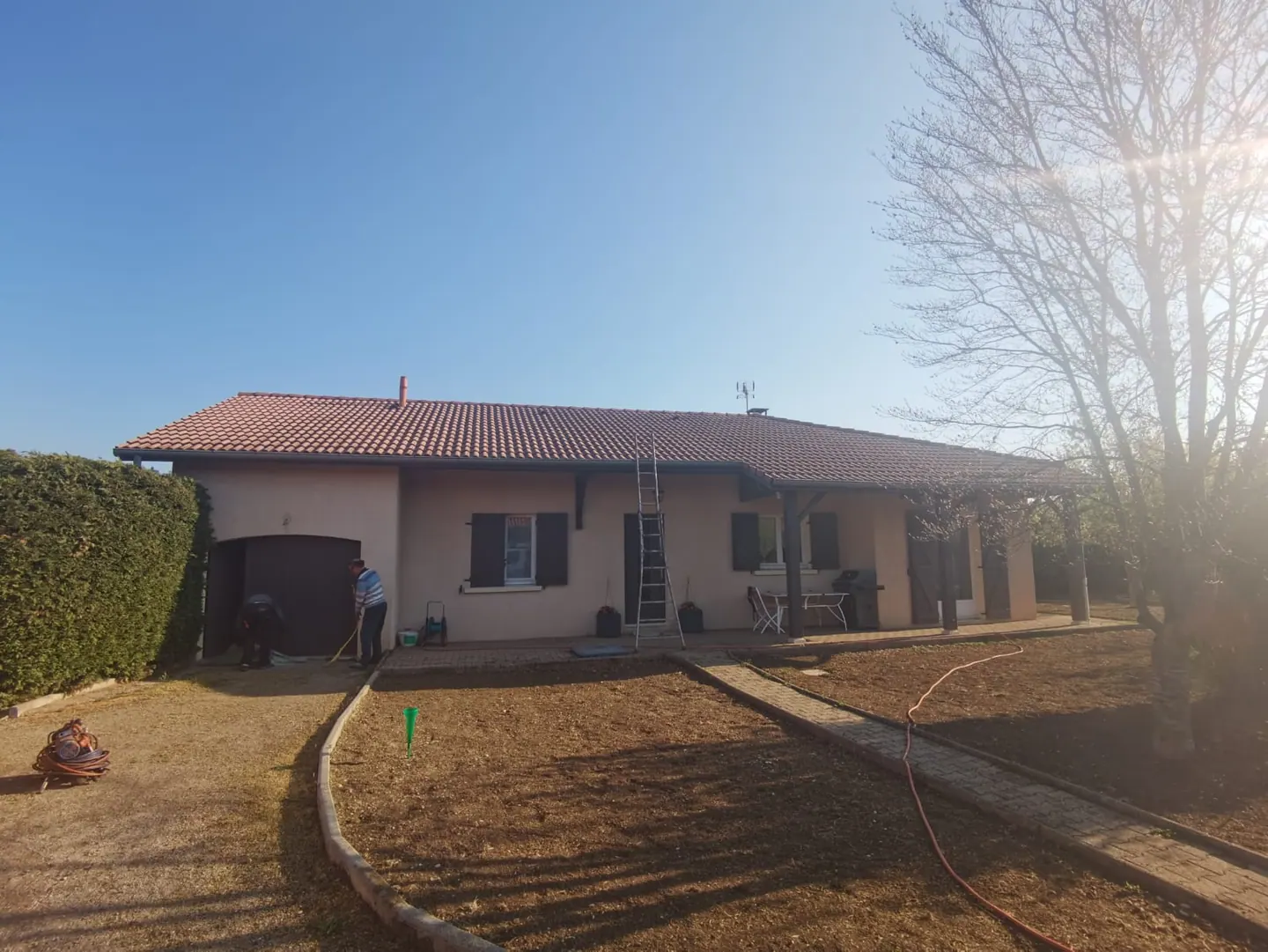 Vue d’ensemble d’une maison et de sa toiture en tuiles terre cuite