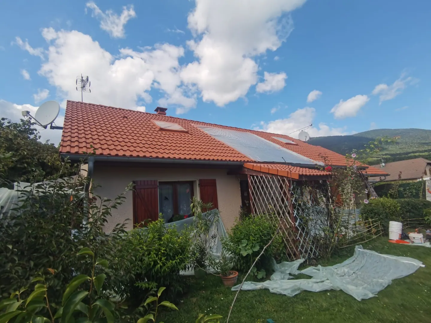 Vue d’une toiture rouge autour de panneaux solaires